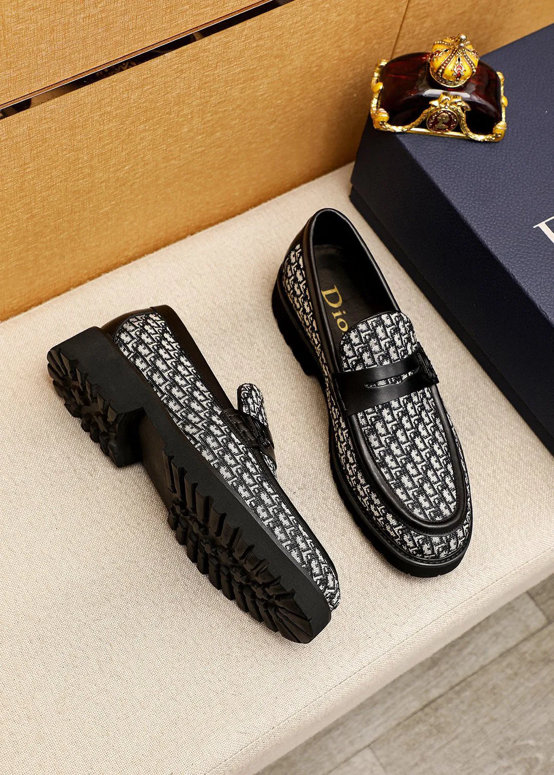 Men's shoes 💰460 💐 Product trademark: Dior "Dior" casual leather shoes Regular size: 39-44 (38.45🉑️customized) Product materials: Selected original fabric uppers imported from Italy, imported water-dyed 🐂 cowhide lining. Strong three-dimensional visual effect, foam outsole Color: 1⃣️color optional